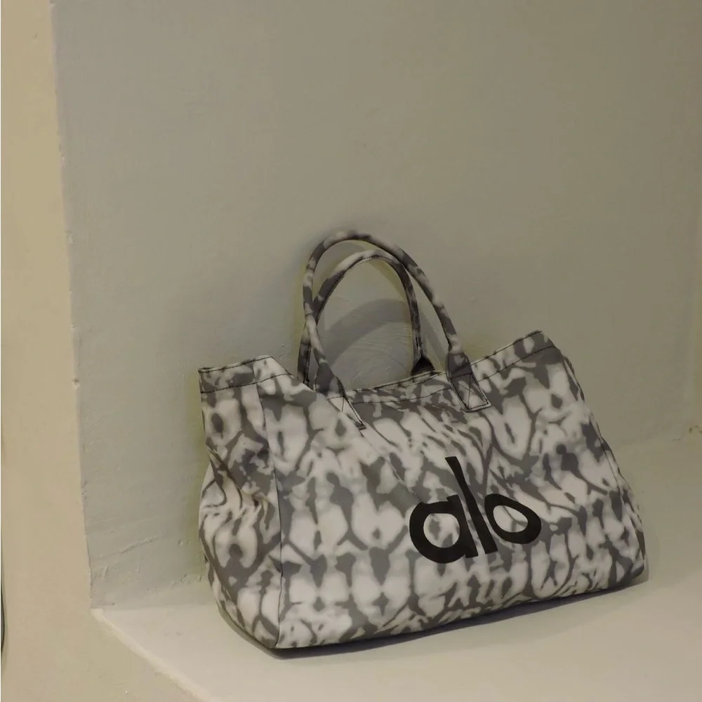 ALO Yoga Cream and Gray Camouflage Tote bag - Picture 4 of 4